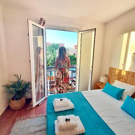 Kalani Surf House Homestay *